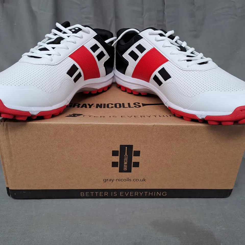 BOXED PAIR OF GRAY NICOLLS VELOCITY 4.0 RUBBER CRICKET SHOES IN WHITE/BLACK/RED UK SIZE 11