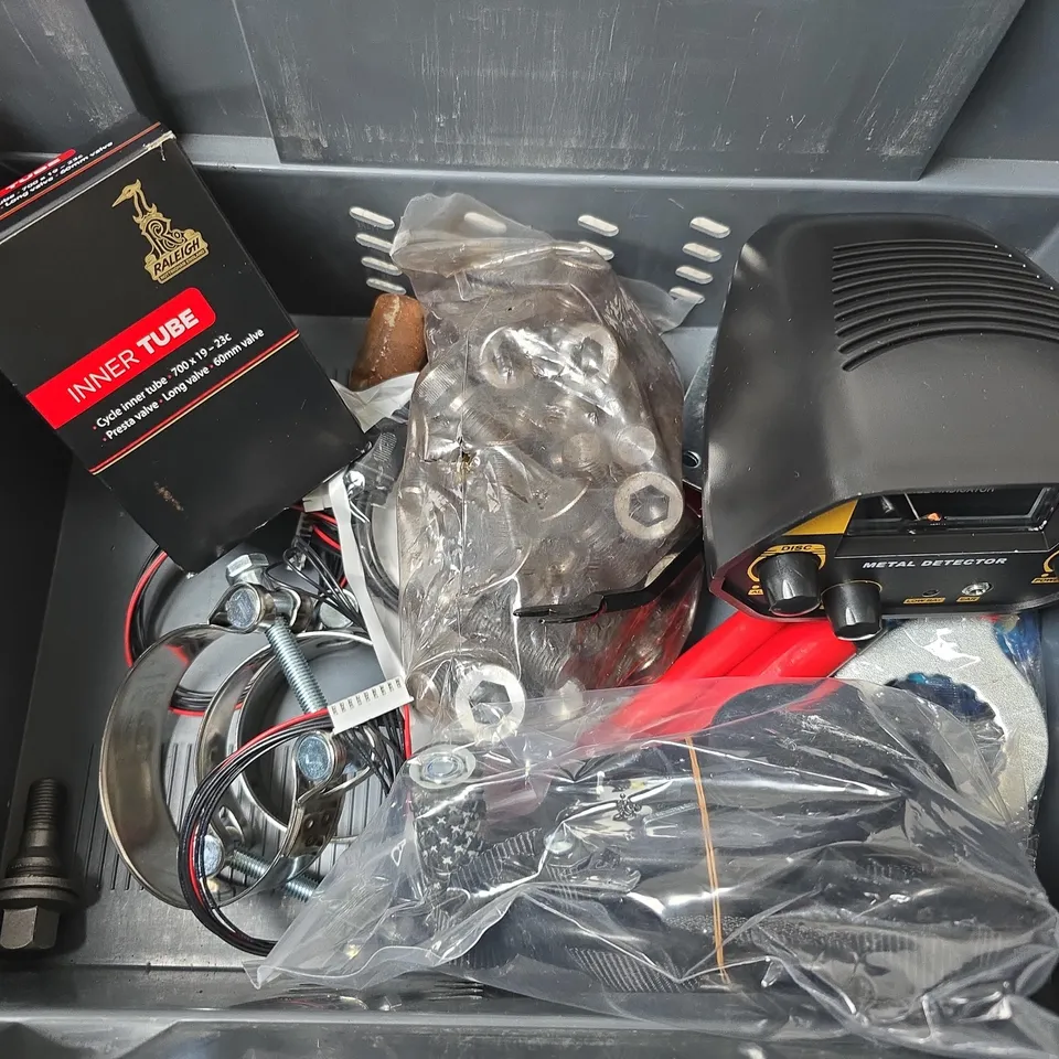 APPROXIMATELY 6 ASSORTED VEHICLE PARTS & ACCESSORIES TO INCLUDE RATCHET STRAP, METAL DETECTOR, INNER TUBE, ETC