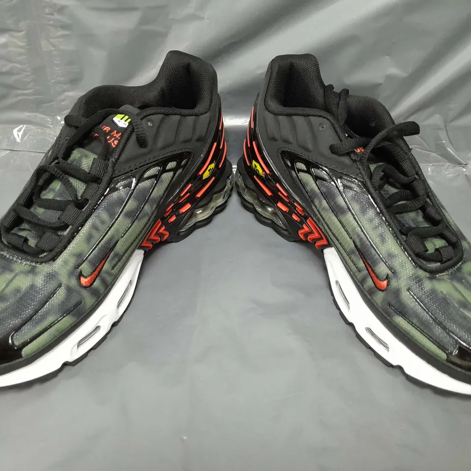 BOXED PAIR OF NIKE AIR MAX PLUS III SHOES IN ARMY GREEN/BLACK/RED UK SIZE 7