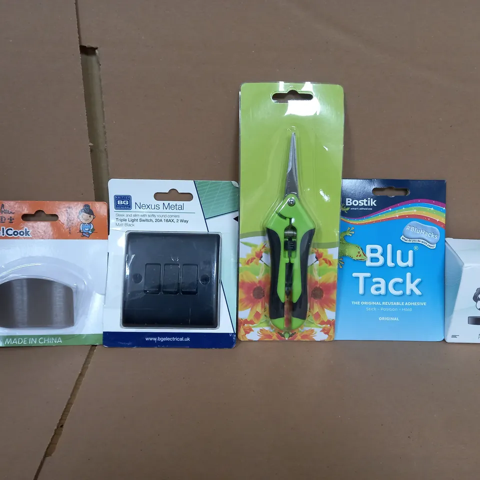 BOX OF APPROXIMATELY 10 ASSORTED ITEMS TO INCLUDE - BLU TACK , DESK TOY , NEUXS METAL LIGHT SWITCH ETC