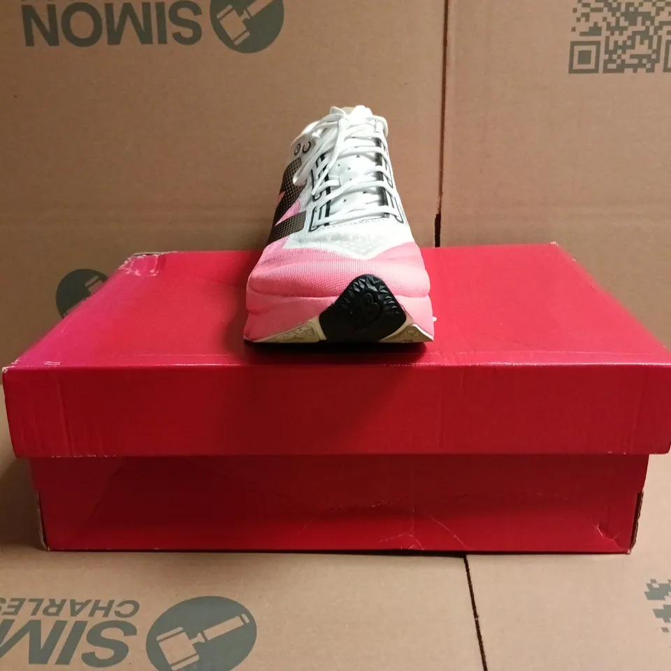 BOXED PAIR OF NEW BALANCE FUELCELL SUPERCOMP ELITE V4 TRAINERS IN PINK/WHITE SIZE UK 9