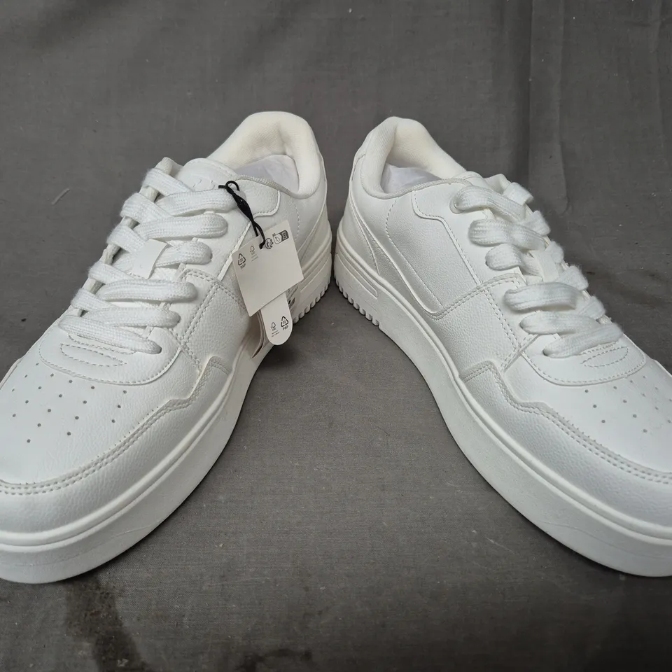 PAIR OF PULL & BEAR SHOES IN WHITE EU SIZE 44