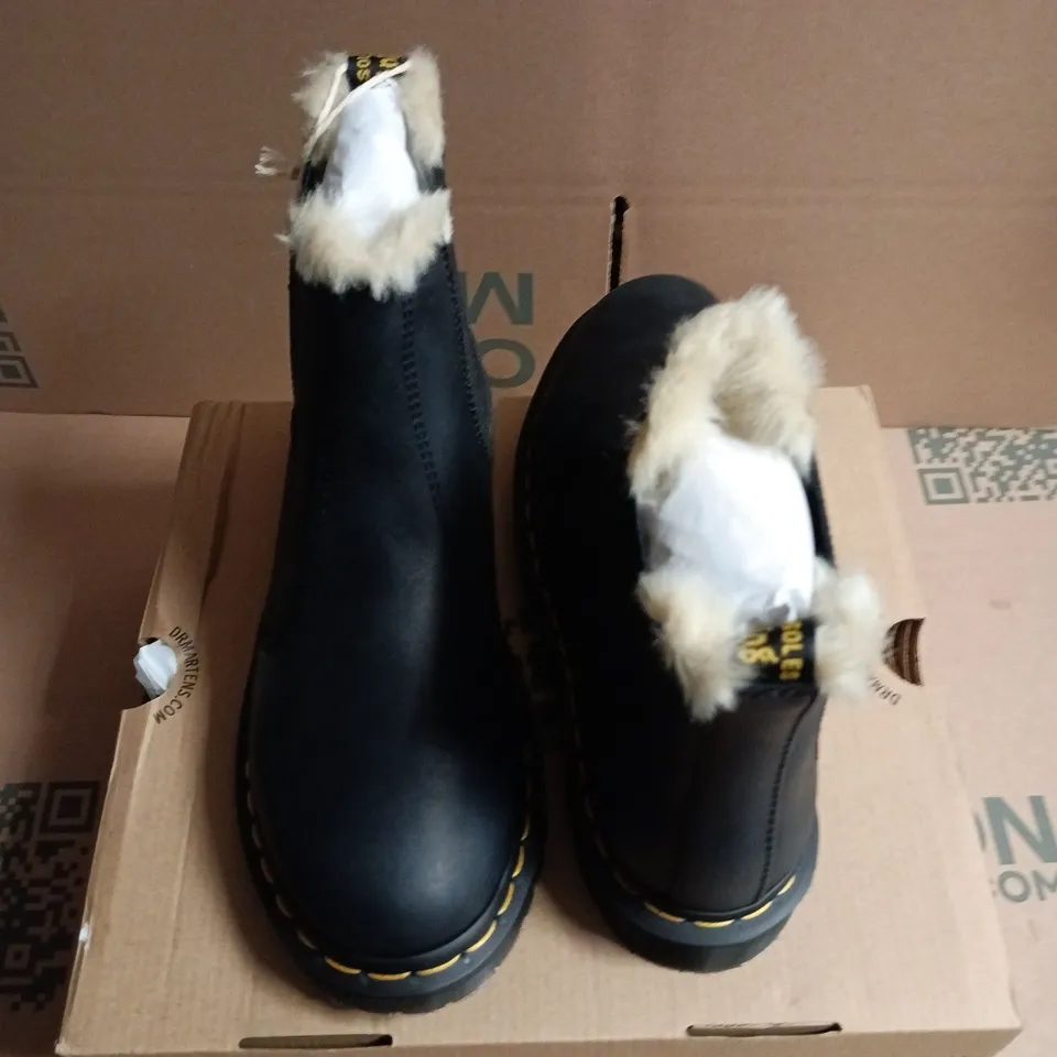 DR. MARTENS 2976 LEONORE BOOTS – BLACK BURNISHED WYOMING LEATHER, UK 6