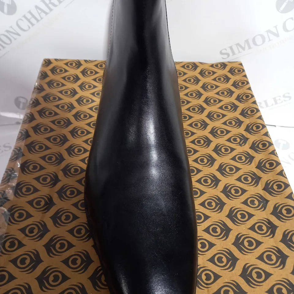 BOXED PAIR FO THOMAS CRICK LAMBERT BLACK SIZE 8 