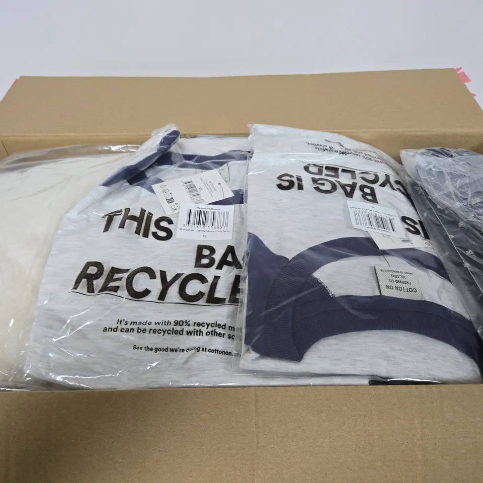 APPROXIMATELY 15 ASSORTED CLOTHING ITEMS IN VARIOUS SIZES, COLOURS & STYLES