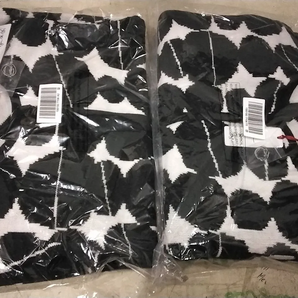 4 BOXES OF APPROXIMATELY 7 DESIGNER BEU DE JIRI CARDIGANS BLACK/WHITE SIZE 3 × 3XL, 1 × XS 