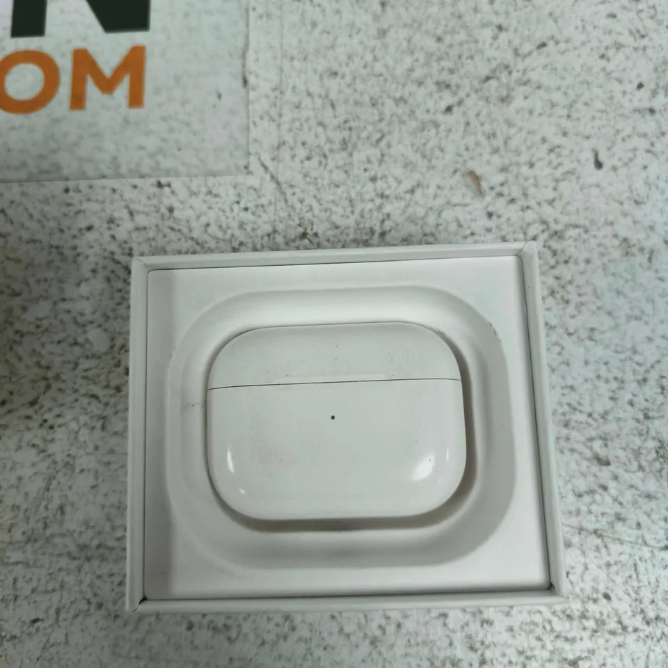 APPLE AIRPODS CHARGING CASE – BOXED