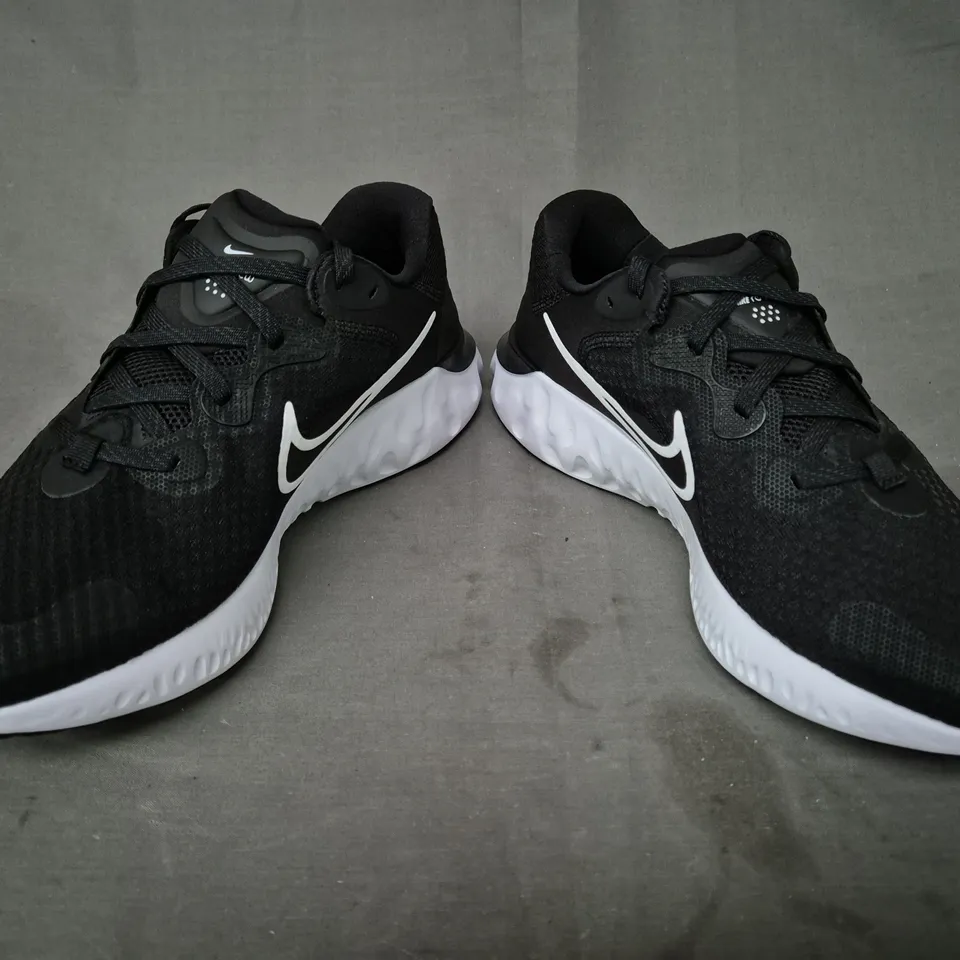 BOXED PAIR OF NIKE RENEW RUN 2 SHOES IN BLACK/WHITE UK SIZE 8.5