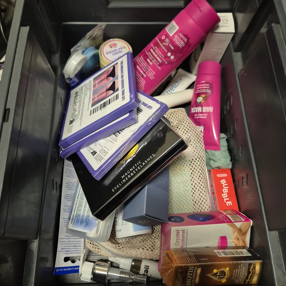 APPROXIMATELY 20 HEALTH AND BEAUTY PRODUCTS TO INCLUDE DOVE CONDITIONER, GIVE ME SHAMPOO AND E45 DAILY CARE RICH LOTION