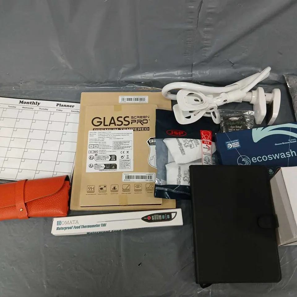 APPROXIMATELY 10 ASSORTED HOUSEHOLD ITEMS TO INCLUDE - LINED NOTEPAD, MONTHLY PLANNER, AND SHOE POLISH ETC. 