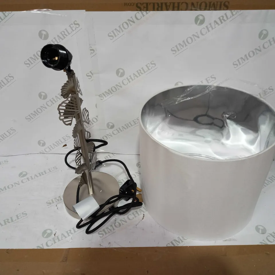 DESIGNER LEAF DETAL TABLE LAMP