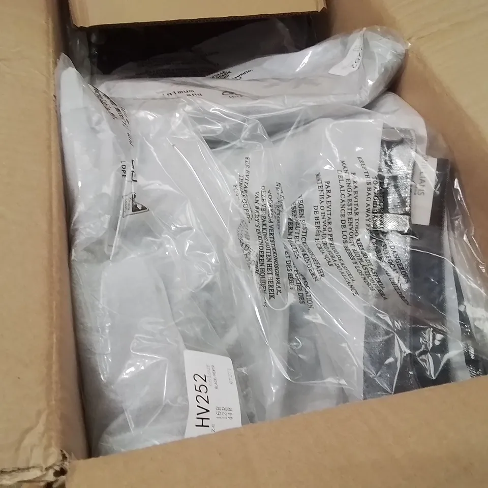 BOXED BRAND NEW APPROXIMATELY 15 JD WILLIAMS METALLIC SLIM LEG JEANS BLACK/PEWTR SIZE 16