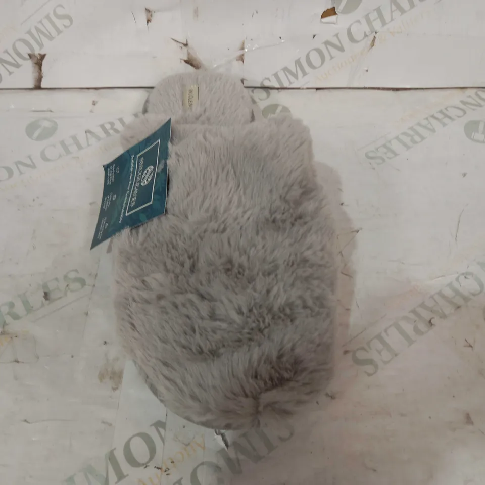 BOXED PAIR OF SNUGLEAVES FLUFFY FAUX FUR SLIPPERS IN GREY UK SIZE 9-10