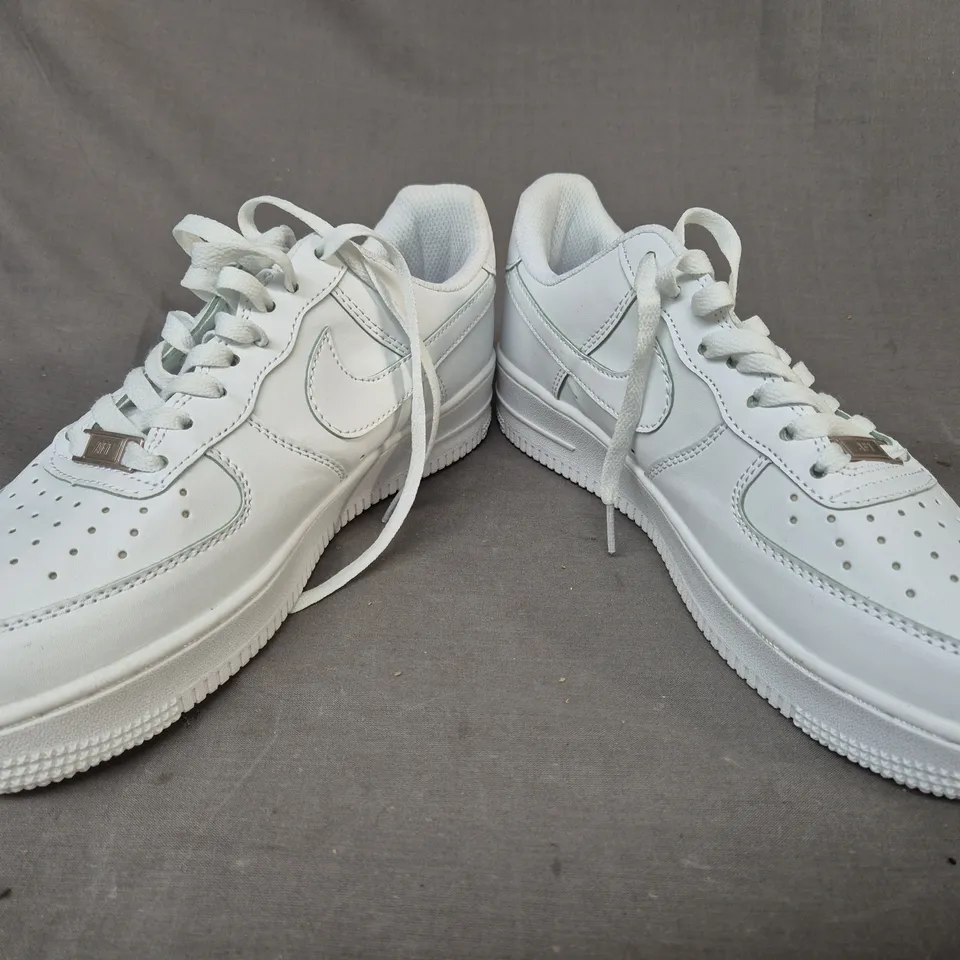 PAIR OF NIKE AIR FORCE 1 SHOES IN WHITE UK SIZE 7