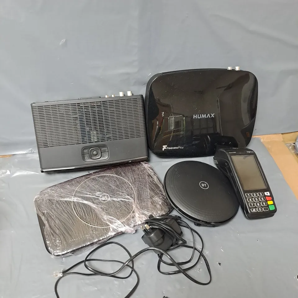 APPROXIMATELY 10 ASSORTED HOUSEHOLD ITEMS TO INCLUDE ROUTERS, CABLES, CARD READER, ETC