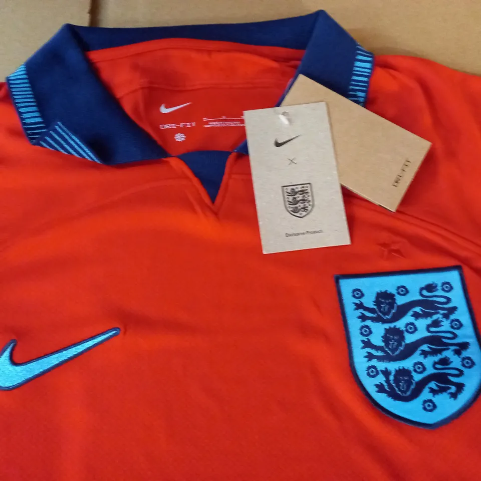 ENGLAND RED FOOTBALL SHIRT - M
