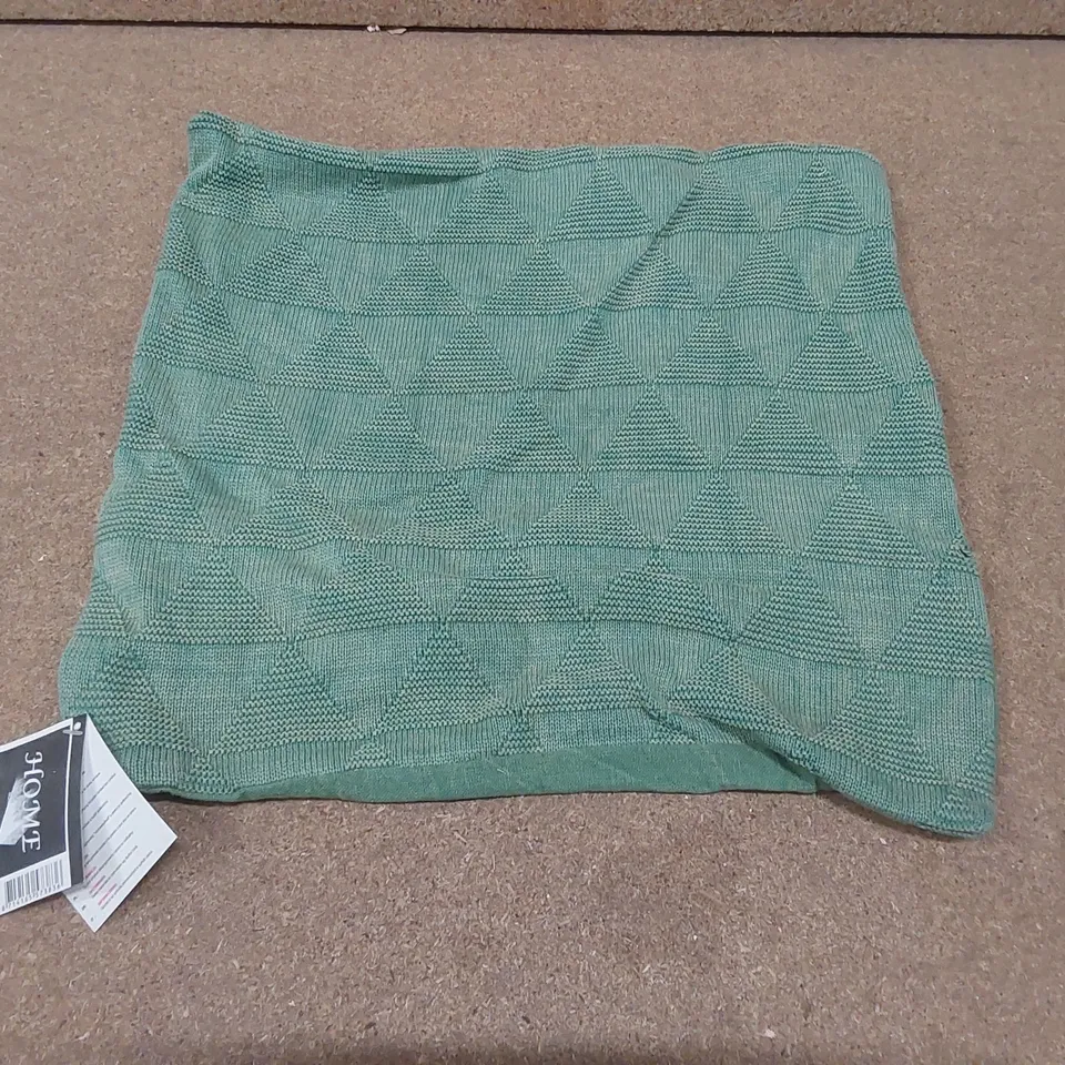 BOX TO CONTAIN A LARGE QUANTITY OF CUSHION COVERS // SIZE: 40 X 40cm