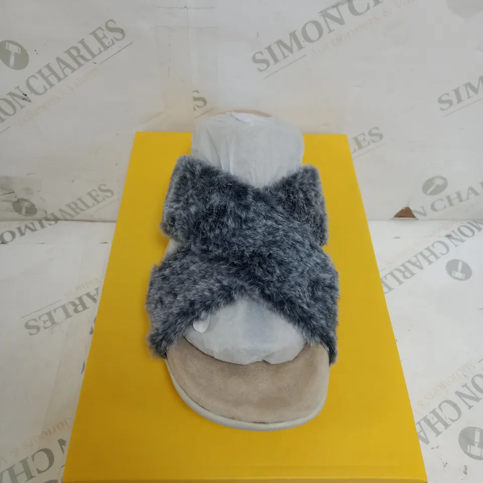BOXED STRIVE NORA GREY SIZE 6 