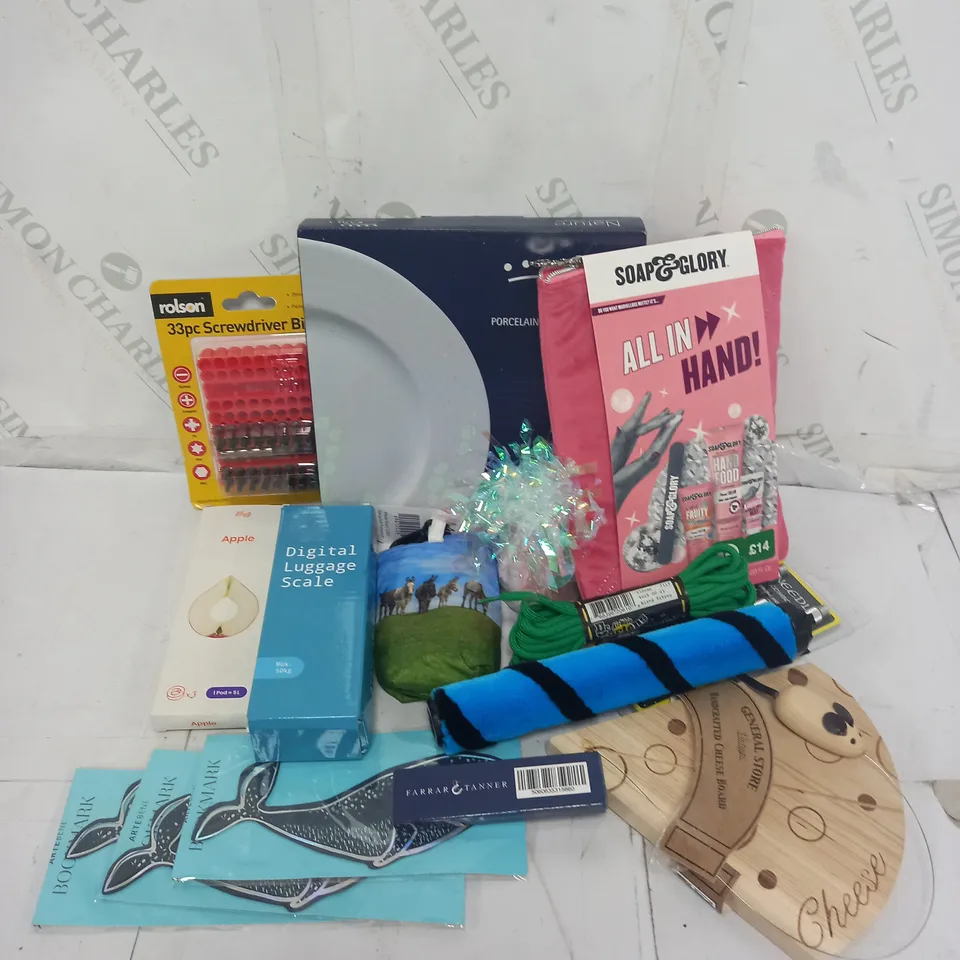 APPROXIMATELY 10 ASSORTED HOUSEHOLD GOODS TO INCLUDE FARRAR & TANNER GRIT SHARPENING STONE, SOAP&GLORY GIFT SET, AIRUP APPLE POD ETC. 