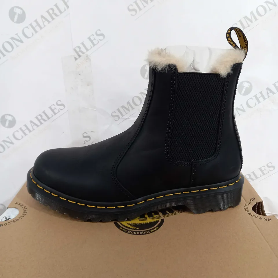 BOXED DR. MARTENS LEONORE BURNISHED WYOMING CHELSEA BOOTS, BLACK - SIZE 7