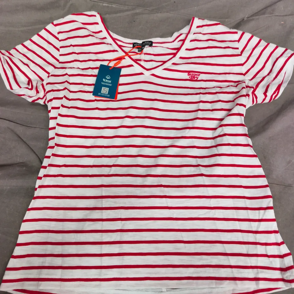 SUPERDRY STUDIOS SLUB EMB VEE TEE IN WHITE/RED - UK SMALL