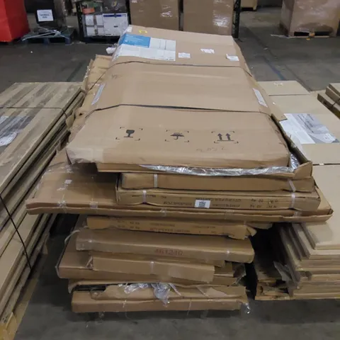 PALLET TO CONTAIN A LARGE QUANTITY OF BATH/SHOWER PANELS. CONDITIONS, SIZES AND MODELS MAY VARY