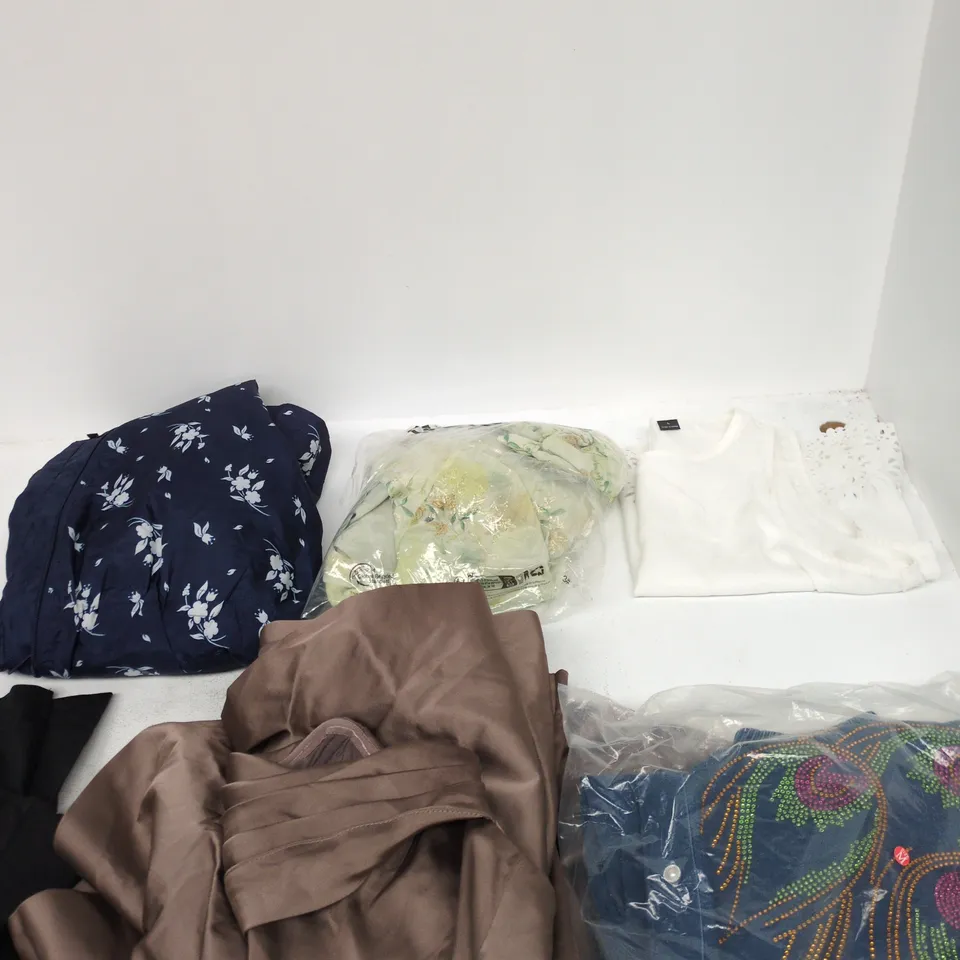 BOX OF APPROXIMATELY 15 ASSORTED CLOTHING ITEMS IN VARIOUS COLOURS, SIZES AND STYLES
