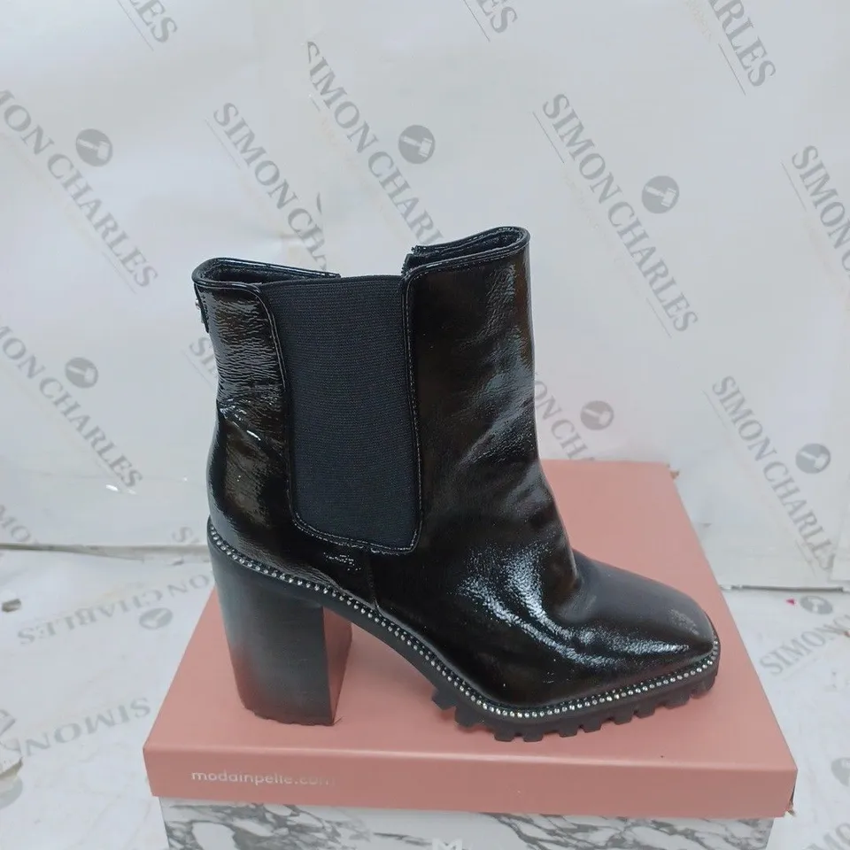 BOXED PAIR OF MODA LEXIIE BLACK PATENT BOOTS SIZE 40