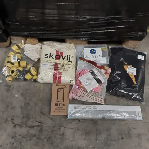PALLET OF ASSORTED ITEMS INCLUDING: WOMEN'S CARDIGAN, BAKING KIT, EIFFEL TOWER DIAMOND PAINTING, INDIAN CLOTHING, HOSE PIPE SPLITTER, BRUSH