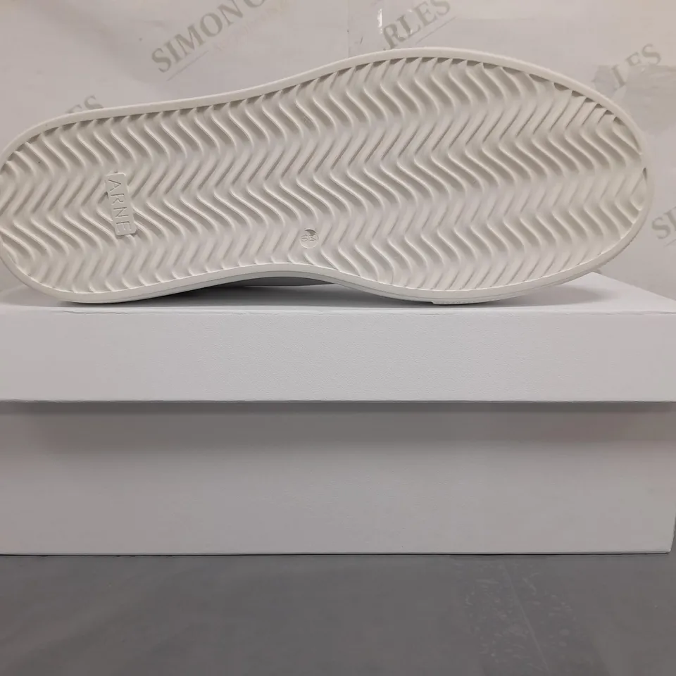 BOXED PAIR OF ARNE COURT TRAINERS 2.0 IN WHITE UK SIZE 10