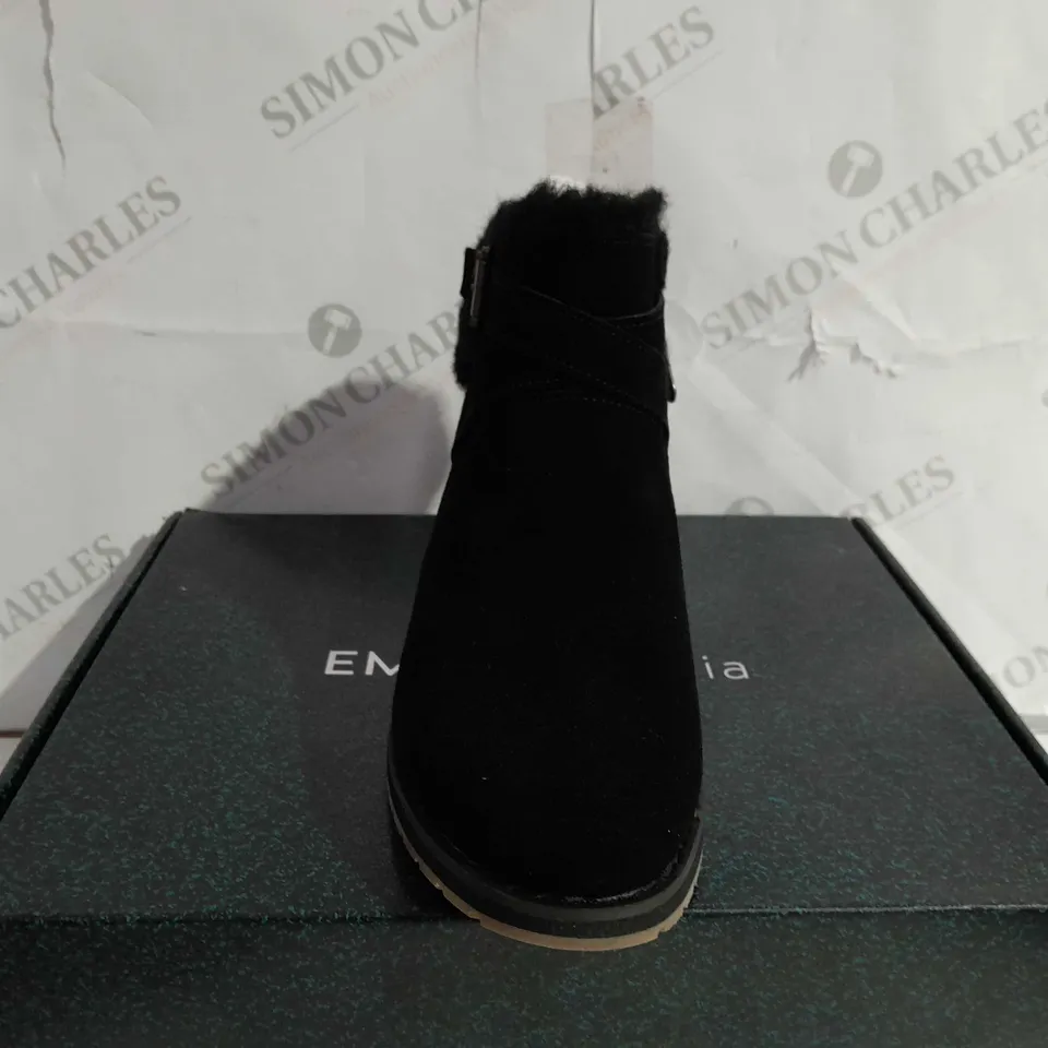 BOXED PAIR OF EMU AUSTRALIA MERAK SUEDE BOOTS IN BLACK SIZE 5