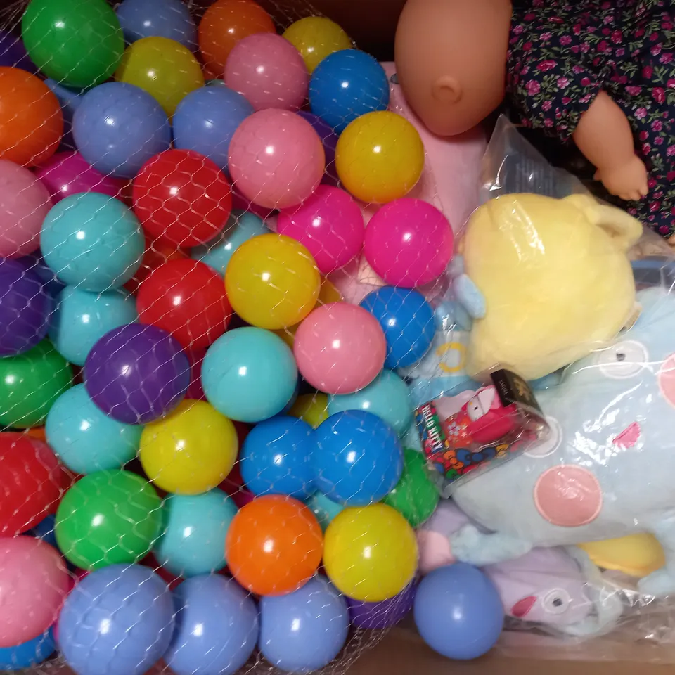 BOX OF APPROXIMATELY 20 ASSORTED TOYS AND GAMES TO INCLUDE MARVELLOUS MOSAICS, CRAYOLA SUPER TIPS, MAGIC PAINTING WORLD, ETC - COLLECTION ONLY
