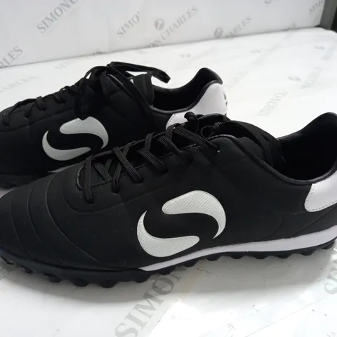 SONDICO BLACK SPORTS TRAINERS - UK 11