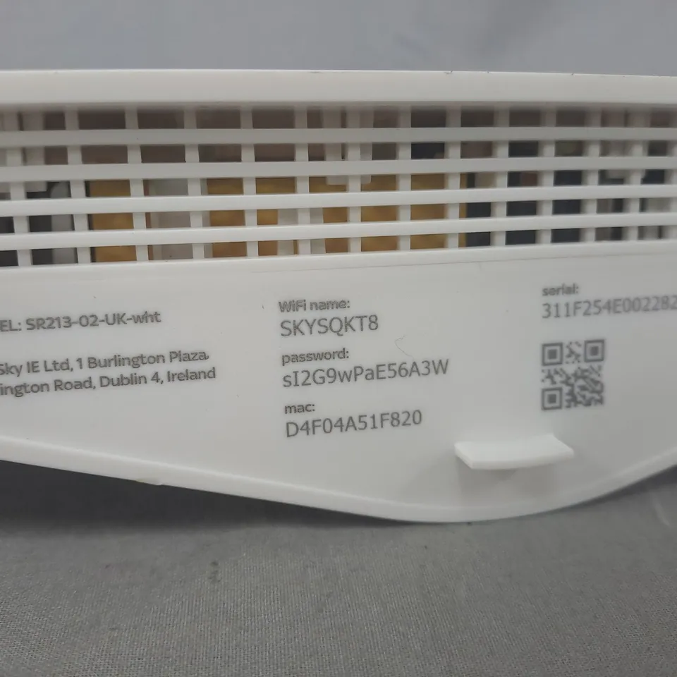 SKY SR213-02-UK WHITE WIFI ROUTER