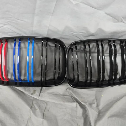 PAIR OF BMW GRILLE INSERTS – BLACK WITH COLORED SLATS (RED/BLUE)