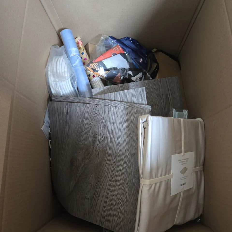 BOX OF APPROXIMATELY 20 ASSORTED ITEMS TO INCLUDE LEATHER BAG, TONER CARTRIDGE, FLORAL DECORATION, VALANCE ETC