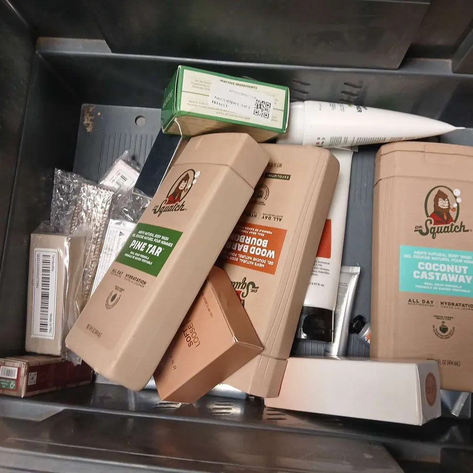 APPROXIMATELY 15 ASSORTED COSMETICS ITEMS TO INCLUDE BARRIER BALM, WHITE LOTUS BODY SCRUB, LOL TWEENS LIP GLOSS, ETC