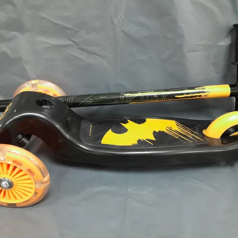 BATMAN TILT 'N' TURN SCOOTER WITH LIGHTS