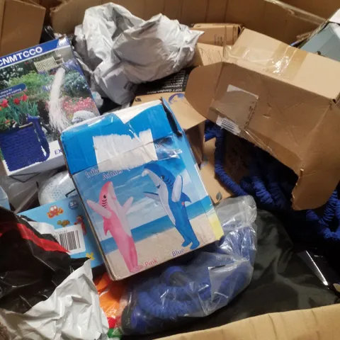 PALLET CONTAINING ASSORTED GARDEN HOSES & INFLATABLES