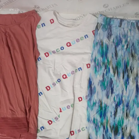 BOX OF APPROXIMATELY 15 ASSORTED CLOTHING AND FASHION ITEMS IN VARIOUS STYLES AND SIZES TO INCLUDE D & CO, DANNI MINOGUE, WYNNE LAYERS, ETC