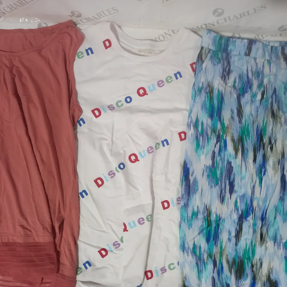 BOX OF APPROXIMATELY 15 ASSORTED CLOTHING AND FASHION ITEMS IN VARIOUS STYLES AND SIZES TO INCLUDE D & CO, DANNI MINOGUE, WYNNE LAYERS, ETC
