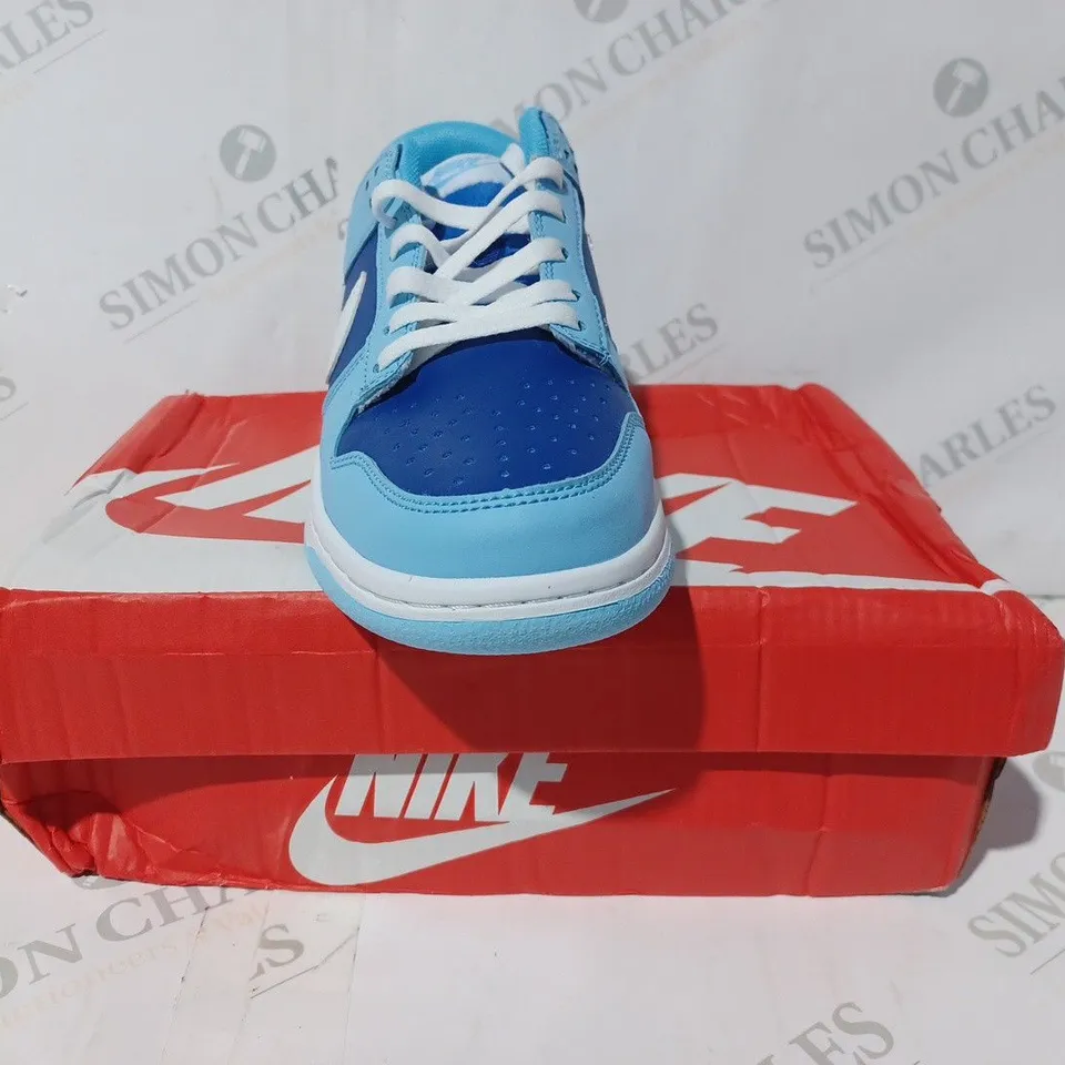 BOXED PAIR OF NIKE DUNK LOW/KASINA SHOES IN BLUE/WHITE UK SIZE 7.5