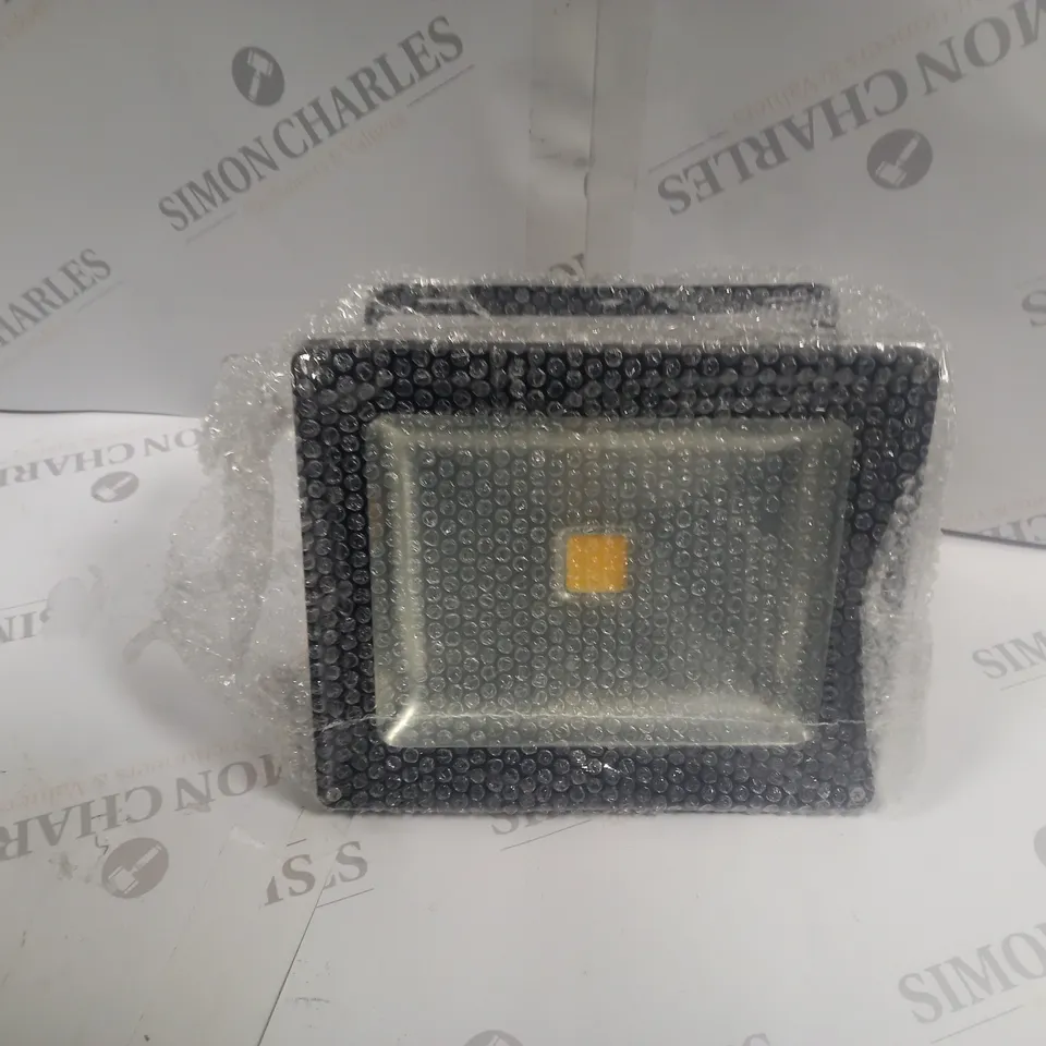 DELTECH MAINTENANCE-FREE ENERGY SAVING LED FLOODLIGHT 