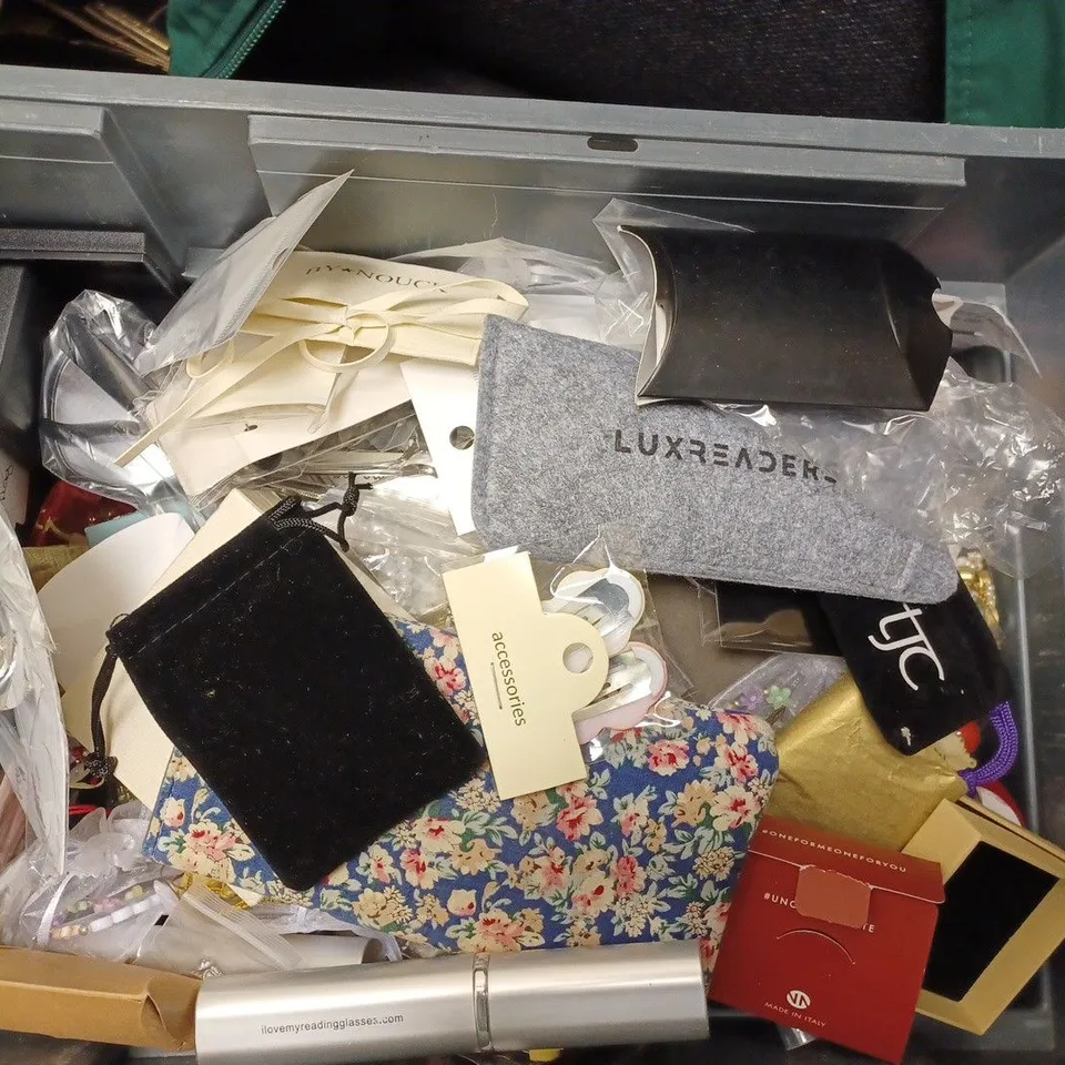 BOX OF APPROX 20 COSTUME JEWELLERY ITEMS INCLUDING BRACELETS, RINGS AND GLASSES