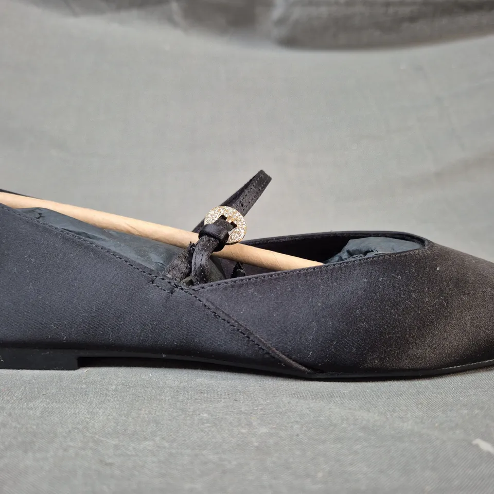 PAIR OF ZARA FLAT SHOES IN BLACK UK SIZE 3