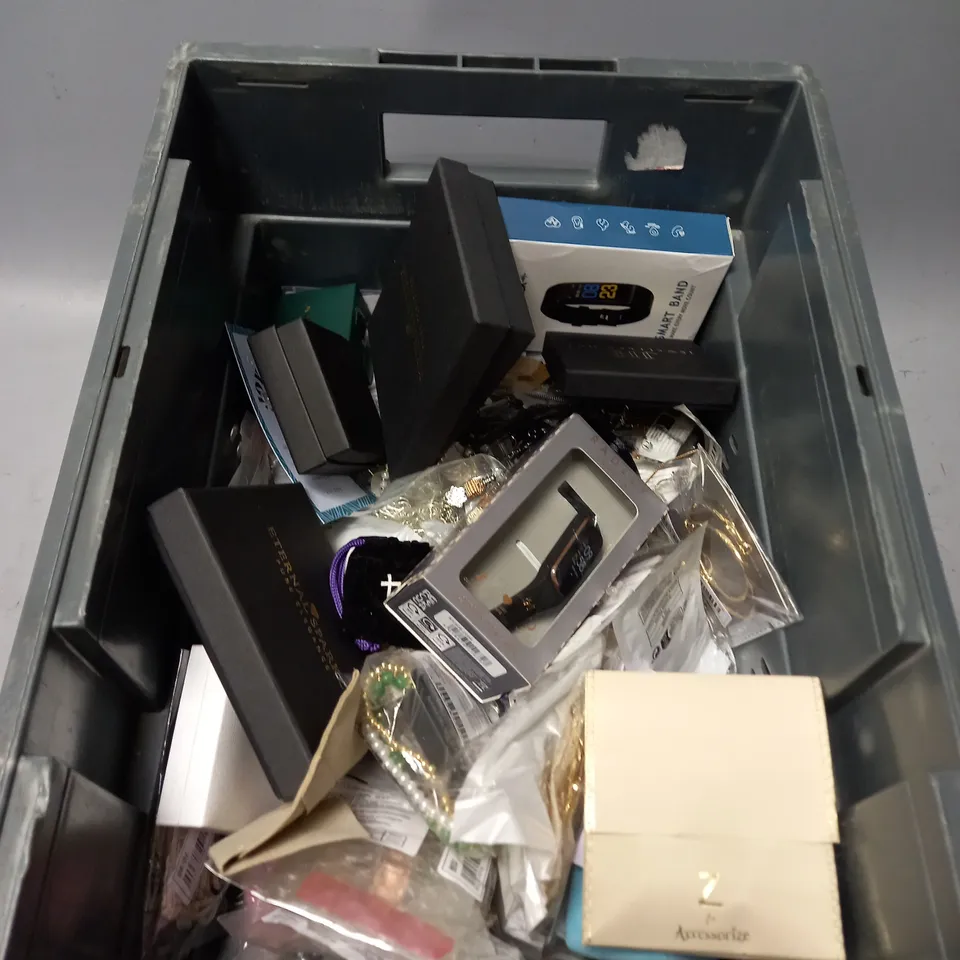 APPROXIMATELY 30 ASSORTED JEWELLERY PRODUCTS TO INCLUDE RINGS , WATCHES , NECKLACES , ETC  