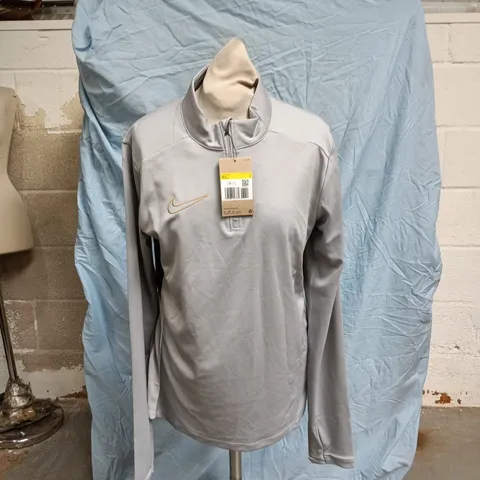 NIKE ACADEMY DRILL TOP SN10 – GREY/GOLD, SMALL (DRI-FIT)