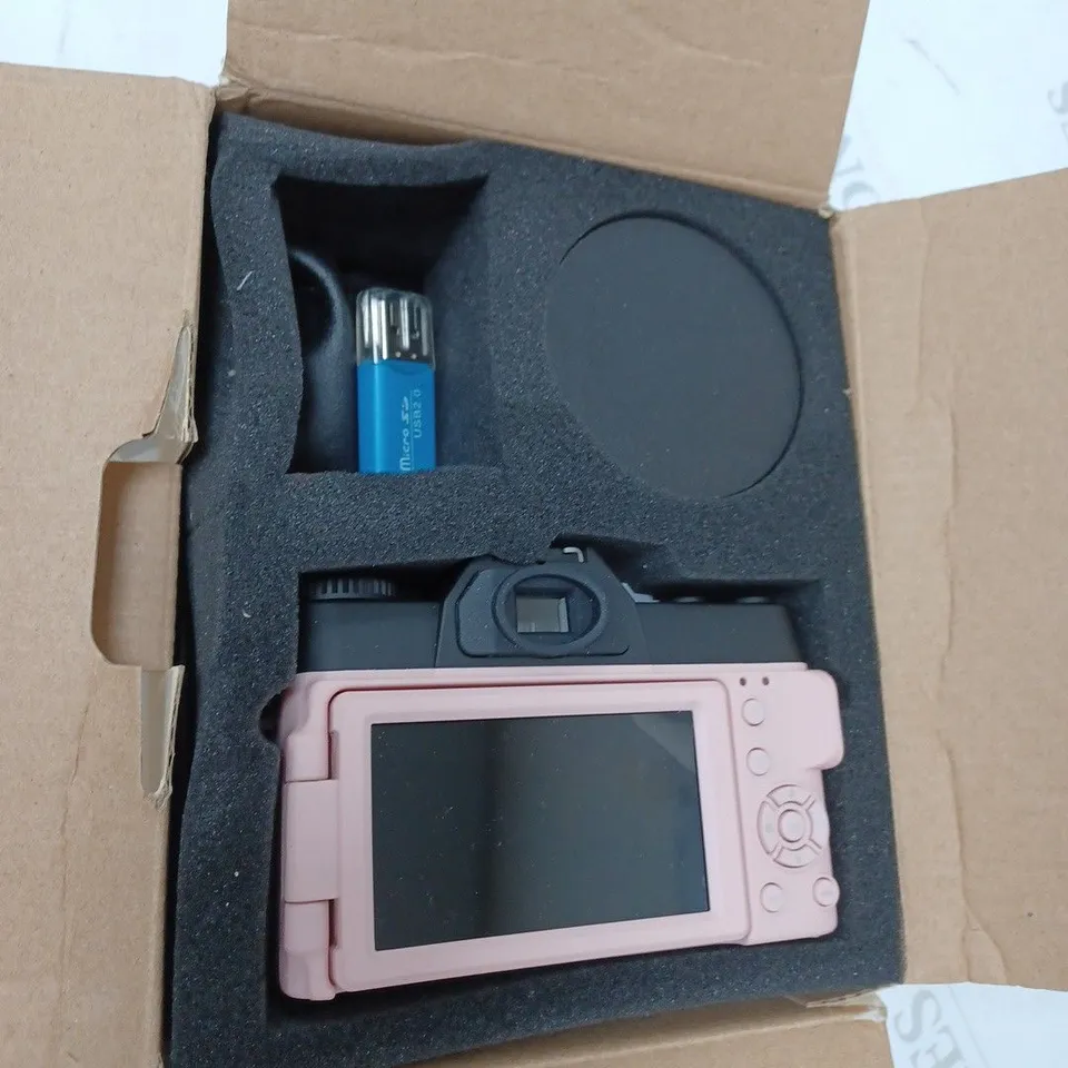 DIGITAL CAMERA