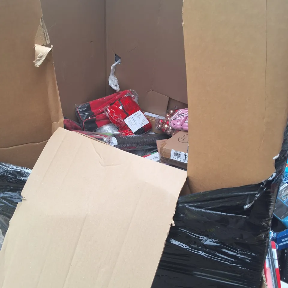 LARGE QUANTITY OF ASSORTED HOUSEHOLD ITEMS TO INCLUDE GARDEN LEAF RAKE, CANDLE MAKING KIT AND SEALED RUG