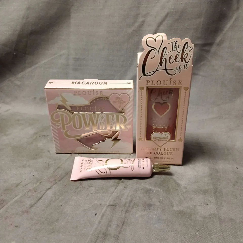 APPROXIMATELY 12 ASSORTED PLOUISE ITEMS TO INCLUDE POWDER, BASE, BLUSH